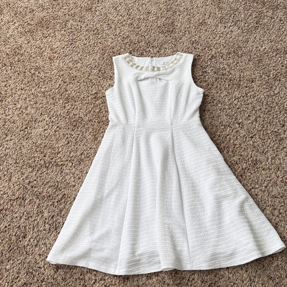 Elegant White Sleeveless Dress